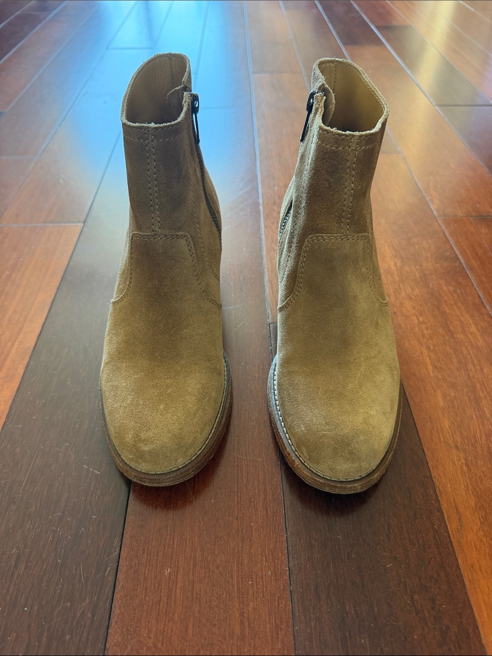 A.P.C. Men's Suede Chukka Boots in Olive/Tan